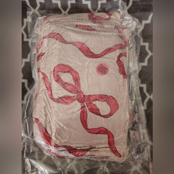 🎀Victoria’s Secret Ltd. Edition large plush sherpa blanket NWT NIP - Picture 10 of 12